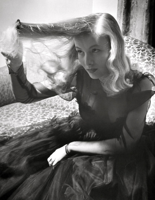 lynxolita:  Veronica Lake combs out her iconic locks 