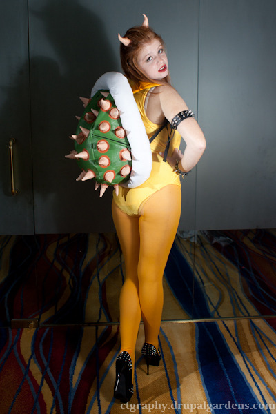 ctgraphy:  Super Mario Pinup GirlsYoumacon 2011 Emily as ToadMary as MarioBrittany