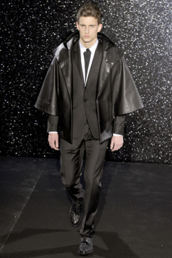 verysvelte:  Mugler Such a glamorous collection, amazing! (I want the cape) 