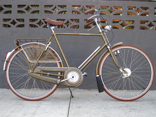 flyingpigeonla: We did some work on this old dutch Gazelle Impala 3-speed. Those Schwalbe Delta Crui