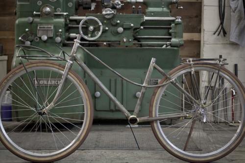 delightfulcycles: whoah. thats custome for you. akirasek Reblogged hm7 :  brandnewmonster: Signal.