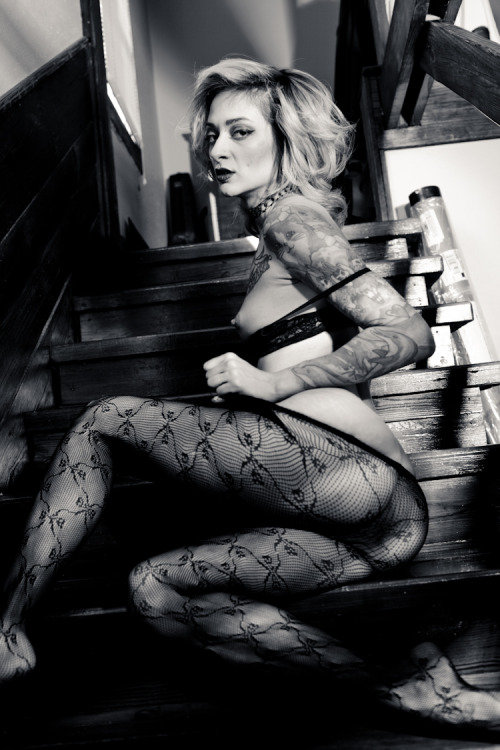Uh oh, my pantyhose are ripping… Theresa Manchester | FLIPSTYLE