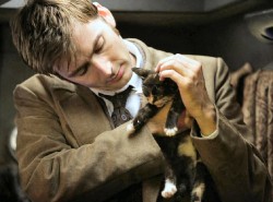 David Tennant with a kitteh. Your argument