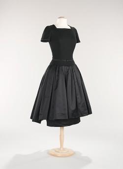 omgthatdress:  Dinner Dress Mainbocher, 1955 The Metropolitan Museum of Art 