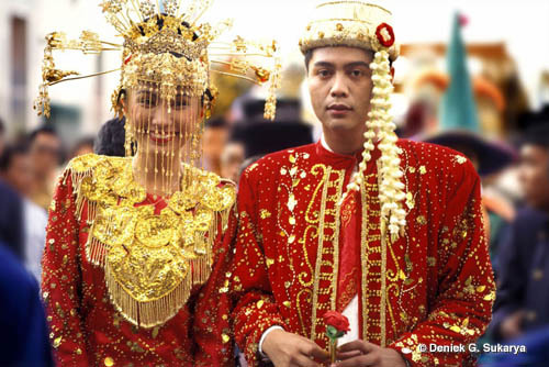 sunnydriveinsarajevo:  Betawi bride and groom, Indonesia. 