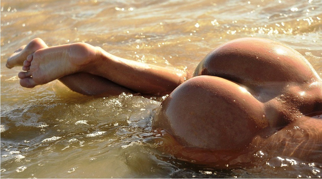 thickcurvysexy:  Let’s get wet. 