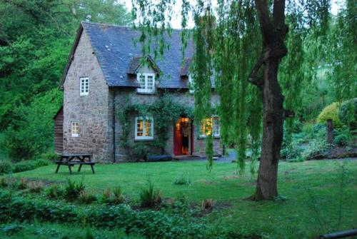 bluepueblo:  15th Century Millers Cottage, Somerset England photo via laniersbooks
