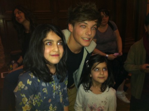 let-malikyouupanddown:  Louis Tomlinson with Zayn’s cousins during Sheffield’s show . Oh , look who we have behind … It’s Miss Calder ! x 
