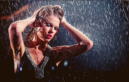 taylor swift in the rain :)   taylor swift gang or die :)