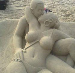 darkthornwolf:  Wow…..this person has a gift….in sand sculpting 