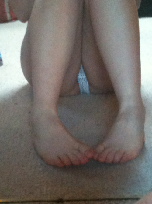 sensual-yorkshire-redhead:  Sometimes a little hint of what’s below is sexier than a full revealing shot ;)