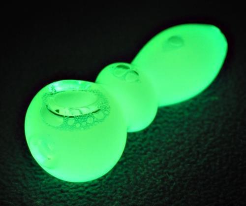 seaside&ndash;suicide:  Glow In The Dark Pipe.  