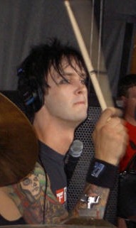 a-little-piece-of-heavenn:  The Rev, foi um dos melhores bateristas de toda a história, esta fazendo uma puta falta, nós te amamos, e sentimos sua falta.  foREVer  