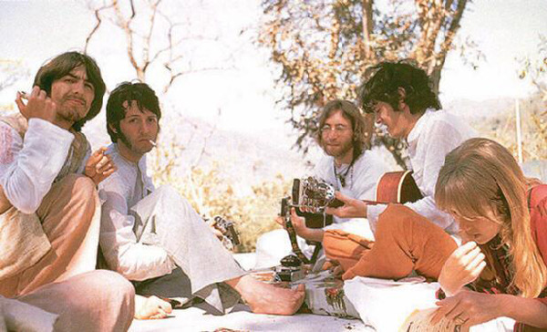 dormio:  The Beatles and Pattie Boyd, India, 1968  &ldquo;Tripeando un puyon&rdquo;
