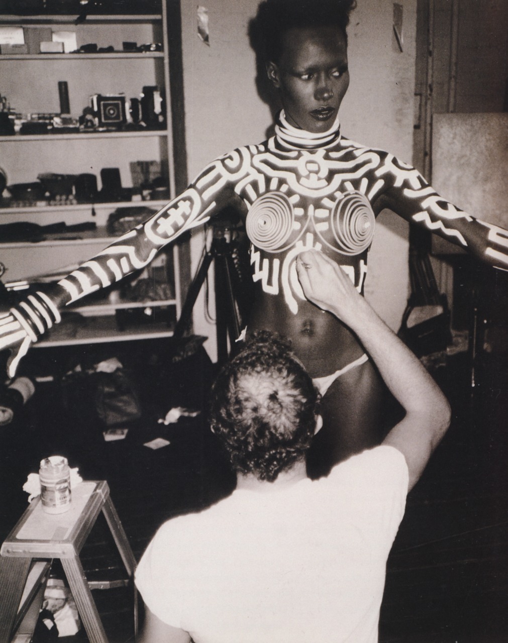 itsok-imblack:
“ Keith Haring painting Grace Jones before a performance.
”