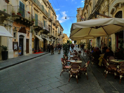 theskinnytaste: ysvoice: | ♕ |  Street cafe in Noto, Sicily  | by © Piero Damiani OMG