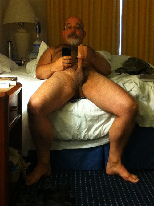 http://senioretgay2.tumblr.com/post/18379216316