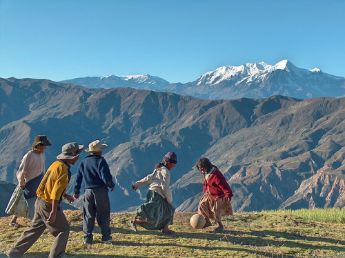 by ALTASENSIBILIDAD on Flickr.Playing football at 4000m with Nevado Illimani in the background - Bol