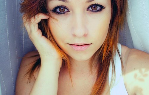    Se é gorda não serve. Se é magra  demais, não serve. Se é baixinha, ela não te alcança. Se é alta, fica  feio. Se é gostosa, é fútil. Se não tem peito e bunda, é reta. Se é  nerd, é chata. Se não é estudiosa, é burra. Se tem ídolos,