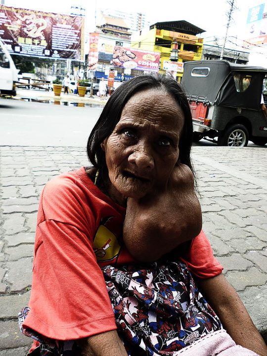 cornersoftheworld:  “I met Lola Purping during our “photo-walk” at Binondo