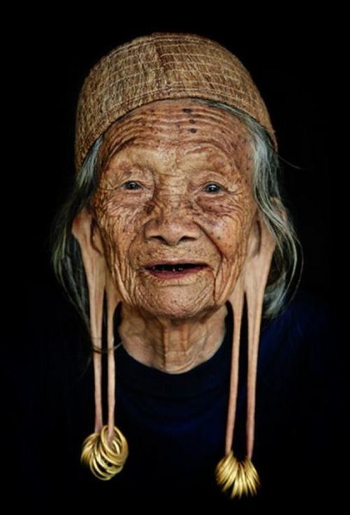 px3.fr photo by Harjono Djoyobisono  Old woman from Dayak Kenyah tribe, East Kalimantan, Indone