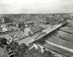 girlatlas:  Penn Station, 1917  So where I-83 is now, that was once train tracks? I like seeing old pics of areas I be at now.