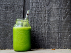 justwanttobehealthyandfit:  How to make a green smoothie: 1-2 bananas&frac12; cup frozen peaches&frac12; cup frozen mangoa couple handfuls of spinachwaterice (if desired) Add enough water to blend and enjoy, that’s it! 