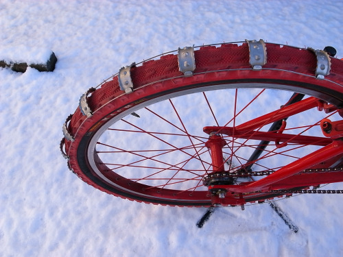 cycooo-c: 東京は雪。ここぞとばかりにMTB用のチェーンを出してみたけど、1.5ぐらいの細めのタイヤでないと装着できないみたい。