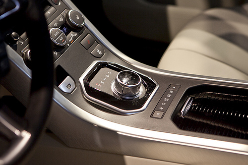 2012 Land Rover Evoque center console rotary adult photos