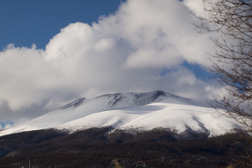 kitadas: Mt.Asama clothed in snow from Karuizawa this evening. 先日の雪で真っ白な浅間山が現れるかと思いましたがまだ地肌が見えています。今