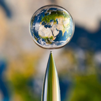 rocketboom:  33-year-old German Markus Reugels captures worlds in water droplets