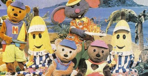 im-sorry-icantbeperfect:  jonasbrosflawless:   BANANAS EN PIJAMAS CUANDO ERA NIÑA        BANANAS EN PIJAMAS AHORA       Esta viendo la tele y de repente veo esto de los bananas en pijamas animado ._. Pff era mucho mejor como antes :L  dhasdjasdjaghs
