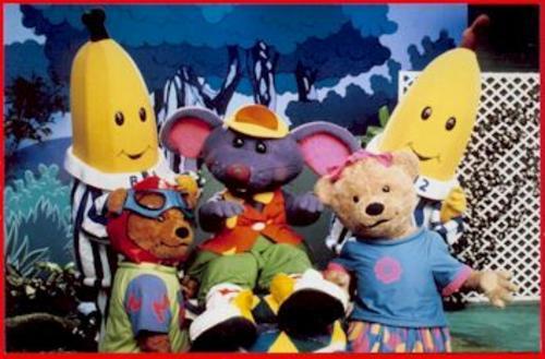 im-sorry-icantbeperfect:  jonasbrosflawless:   BANANAS EN PIJAMAS CUANDO ERA NIÑA        BANANAS EN PIJAMAS AHORA       Esta viendo la tele y de repente veo esto de los bananas en pijamas animado ._. Pff era mucho mejor como antes :L  dhasdjasdjaghs