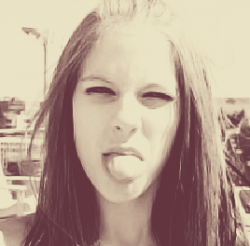  Avril fazendo língua :P 
