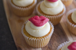 Desserts-N-Sweets:  Happy Valentines Day Everyone. Tunechi :* Will Be Posting Cute