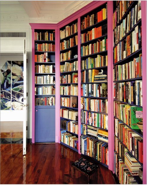 theaestate:  pink-trimmed bookcases 