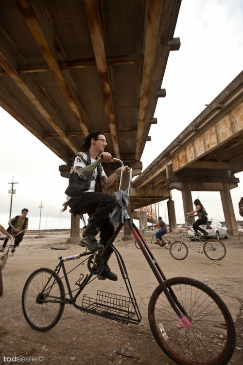 distritomural: Ridin’ Dirty, hosted by the Black Label Bicycle Club. -Tod Seelie