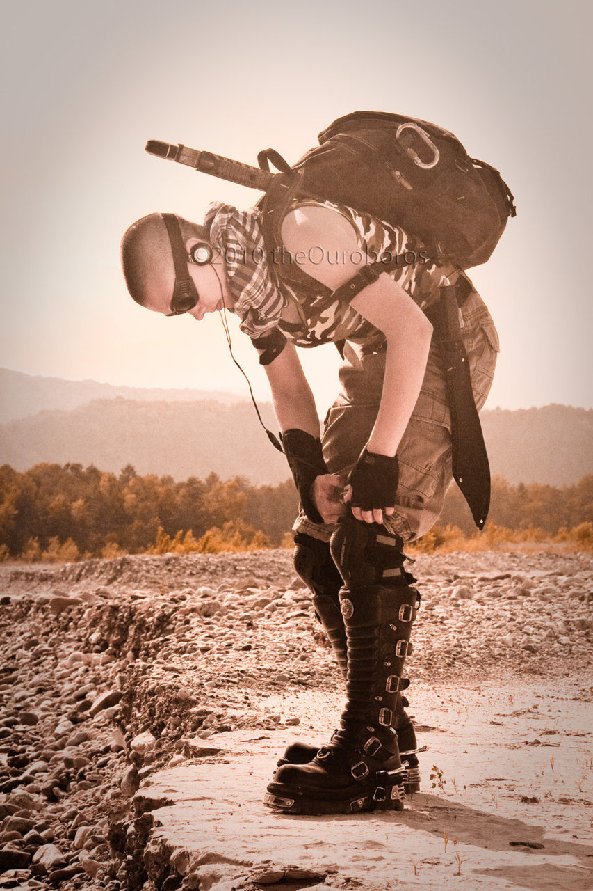 cyborggoth:  falloutgallery: Wasteland Wanderer by The Ouroboros 