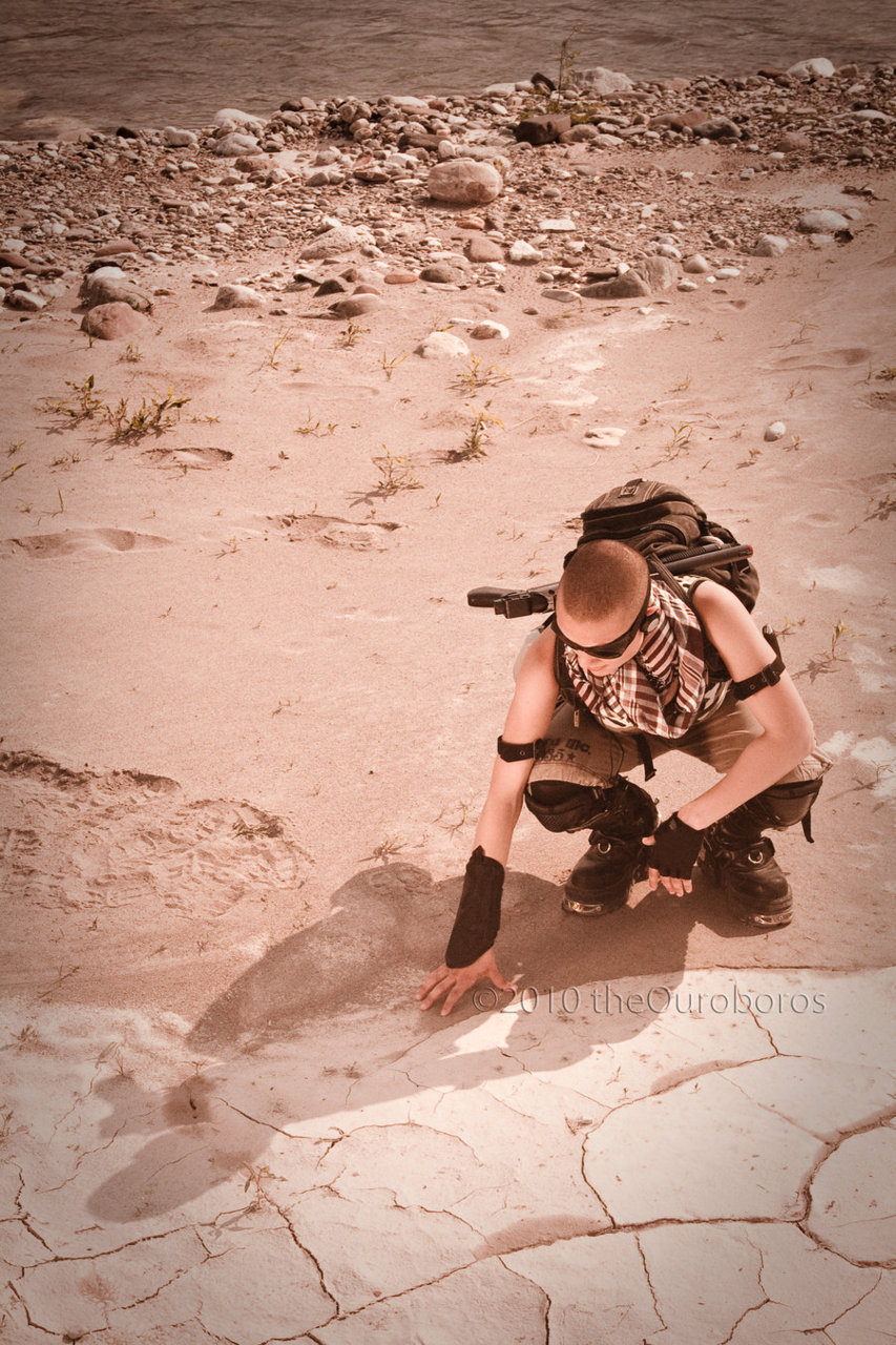 cyborggoth:  falloutgallery: Wasteland Wanderer by The Ouroboros 