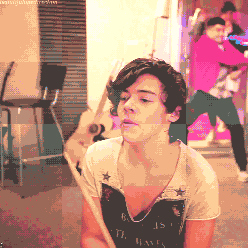 5cheekybastards:  Zayn and Louis in the background…… 