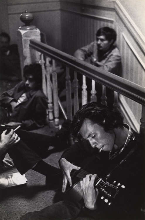 William Gedney. &ldquo;Man playing guitar and hippies in stairwell&rdquo;. 1966. San Francis