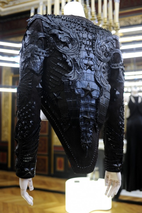 iskra-the-creator:  neckbones:  Givenchy.   Woah damn