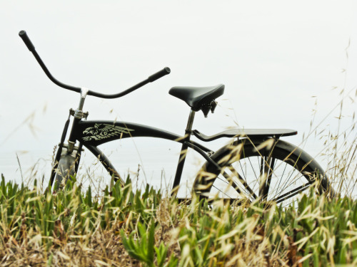 makes-me-shutter:  Black Bike on Bluff