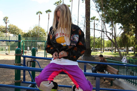 ha-ze:  her clothes are so cuute!!     