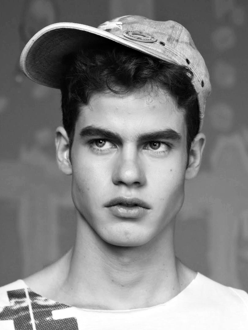 monochromanic:  newcomer alex mildner @ adam 