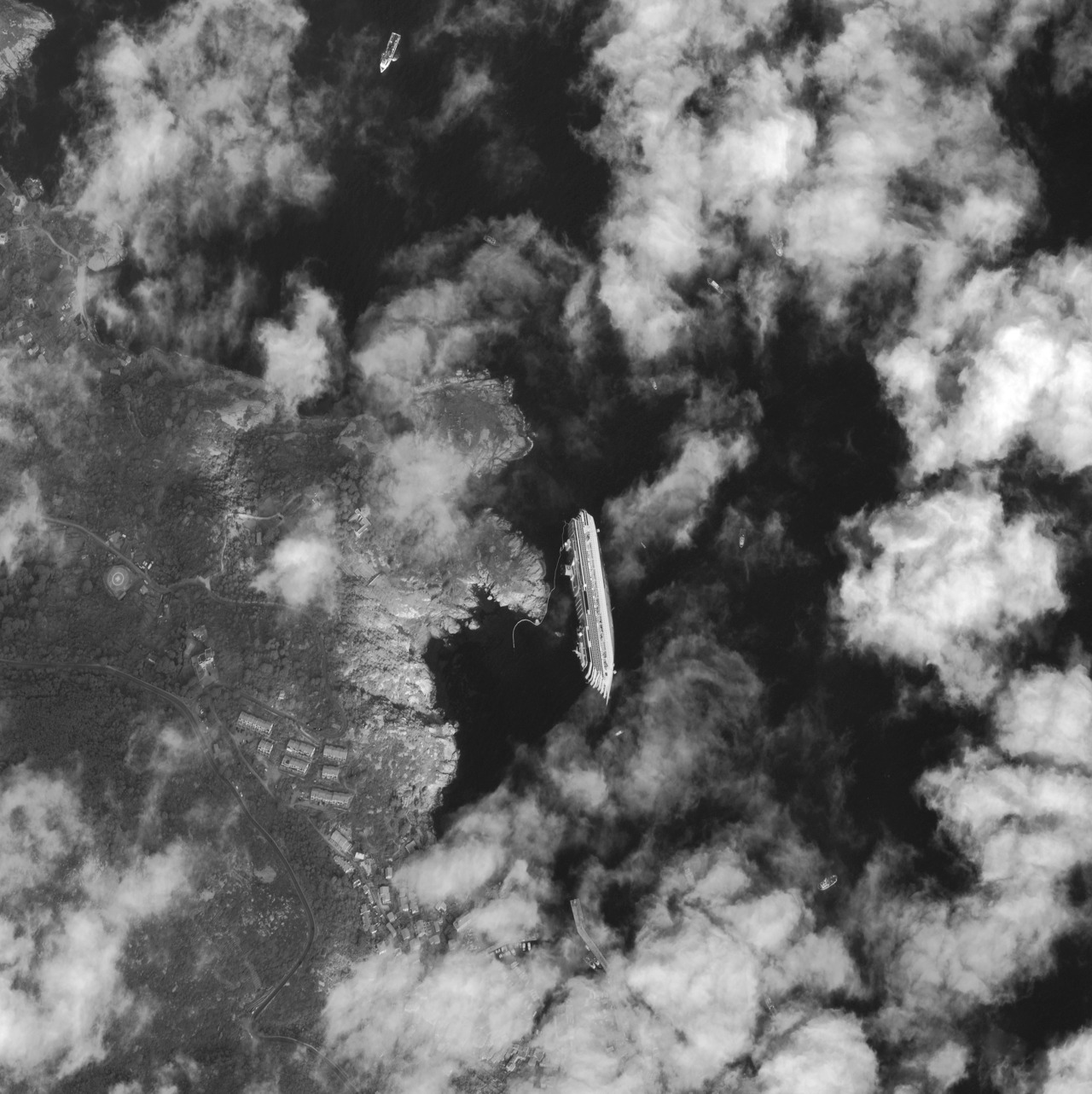 Photo Of The Day. Digital Globe has a remarkable high-resolution image of the partially-sunk Costa Concordia cruise ship floundering off the waters of Giglio Island, Italy.