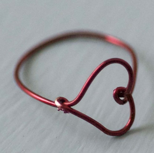 DIY Wire Heart Ring. Love how she says to practice first before using more expensive colored wire - 