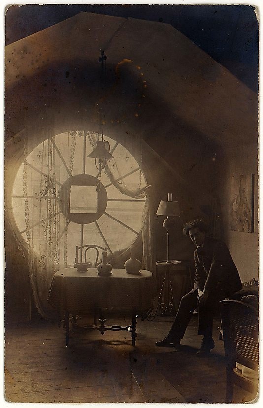 de-salva:  Brassaï in his Berlin Studio (Atelier), 1921. (photo by unknown author)