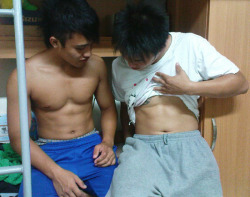 iloveasianmen:   Left, right, or both? ;)