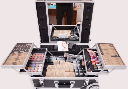 asfijsldkgjlhgl |I can&rsquo;t WAIT to play with all this make up!!! This thing connects to an o